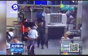 بالفيديو... شرطي يحمل عجوزا لتلحق بالقطار