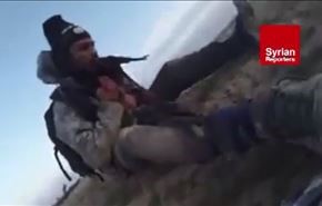 بالفيديو: داعشي يوثق مقتل زميله دون ان يقدم على مساعدته!