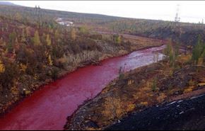نهر يتحول إلى لون أحمر دموي في سيبيريا ويحير السلطات!