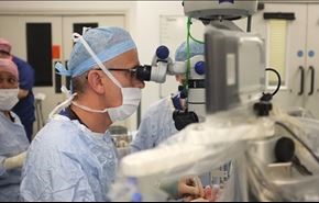 فيديو.. نجاح أول عملية جراحية داخل العين باستخدام الروبوت