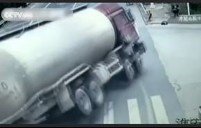 بالفيديو.. رجل يتجنب دهسه عبر شاحنة ضخمة بأعصاب باردة