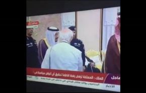 فيديو محرج للغاية.. رجل يرفض مصافحة الملك السعودي