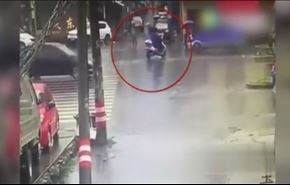 فيديو.. سائق دراجة ينجو بأعجوبة من حادث مروع