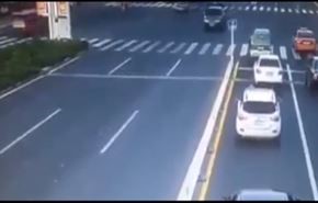 فيديو.. انفجار سيارة بشكل مريب