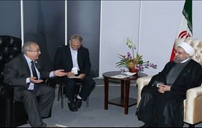 الرئيس روحاني يؤكد على ضرورة تعزيز العلاقات مع الجزائر