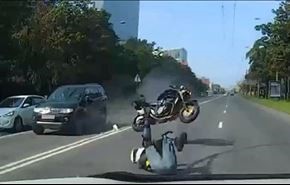 بالفيديو، حادث مروع لسائق دراجة نارية!