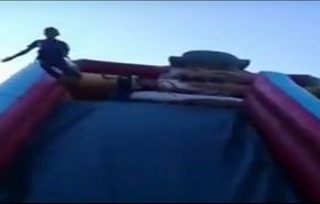 فيديو مروع يرصد لحظة سقوط طفل من أعلى ملاهي هوائية وسط صرخات أقاربه