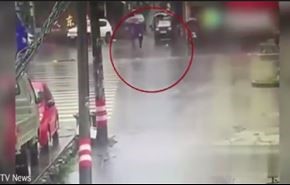 بالفيديو... نجاة راكب دراجة نارية من الموت بعد أن دهسته شاحنة