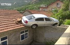 بالفيديو... حادث مثير لرجل ركن سيارته فوق سطح منزل