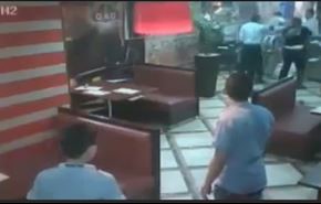 بالفيديو.. مصري يلقن زوجته صفعة قوية فترد له الصاع صاعين