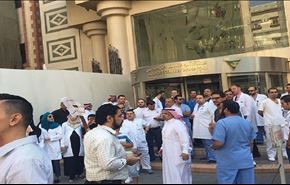 فيديو وصور.. موظفون سعوديون يضربون للمرة الثالثة بسبب تأخر رواتبهم