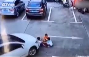 بالفيديو.. سيدة تدهس 3 أطفال لانشغالها بالمحمول أثناء القيادة