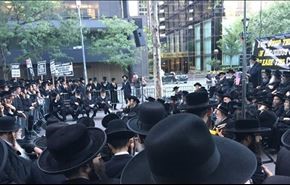 اثناء خطبة نتنياهو.. يهود يحتجون ضد قانون التجنيد الإجباري