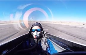 فيديو .. لحظة تصادم طائرتين في سباق جوي على مدرج المطار
