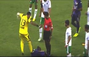 بالفيديو.. حارس الإمارات يركل بعنف لاعب العين أسبريلا!