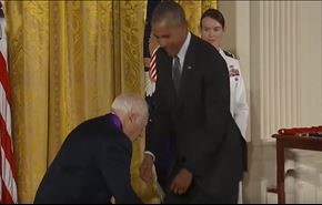 بالفيديو/ أوباما يتعرض لموقف محرج جدا أمام ممثل كوميدي