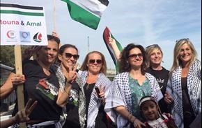صور/ نشطاء يبحرون في نهر التايمز تضامناً مع الاسطول النسوي الى غزة
