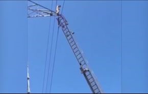 بالفيديو.. لحظة انتحار رجل من أعلى برج كهربائي