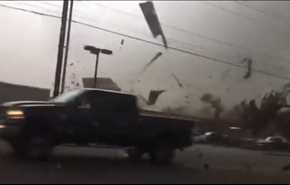 فيديو.. إعصار عنيف يقتلع المباني والأشجار
