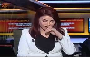 شاهد مذيعة شهیرة تجهش بالبكاء أثناء قراءتها نشرة الأخبار