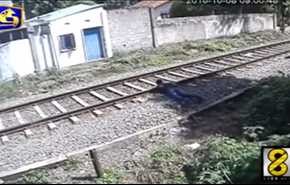 فيديو... لقطات مروعة للحظة انتحار شاب بإلقاء نفسه أمام القطار