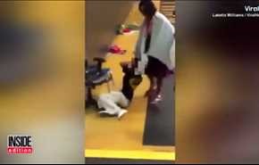 فيديو صادم.. معلمة تعذب وتسحل تلميذتها المعاقة بطريقة وحشية