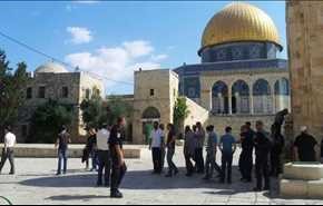 مستوطنون يقتحمون باحات الاقصى تحت حماية الاحتلال