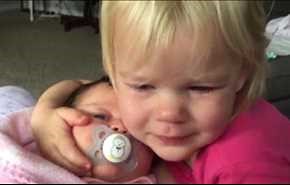 بالفيديو.. ما سر بكاء هذه الطفلة الذي اثارمواقع التواصل؟