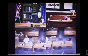 بالفيديو، قاض أميركي يخلع ثوبه داخل المحكمة...شاهد ماذا فعل بعد ذلك؟!