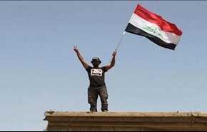 رفع العلم العراقي فوق مبنى قائممقامية الحمدانية شرق الموصل