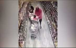 بالفيديو.. رجل يحاول اختطاف طفلة أمام والدتها