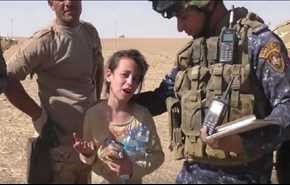 بالفيديو .. شاهد كيف هزت طفلة من الموصل مشاعر الجنود العراقيين!