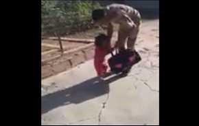 بالفيديو/ شاهد كيف تحاول طفلة عراقية منع والدها من الذهاب إلى الحرب؟!