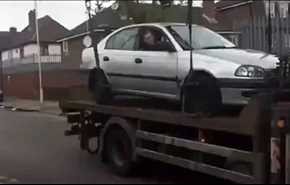 بالفيديو، ايرلندي يحاول فك سيارته من رافعة الشرطة
