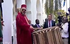 بالفيديو؛ ملك المغرب يقرع على الطبل في تنزانيا!