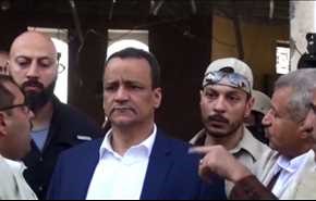 بالفيديو: والد طفلة يحتج على زيارة ولد الشيخ لموقع مجزرة الصالة