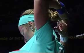 تنیسور زن روس وسط مسابقه موهایش را کوتاه کرد (ویدیو)