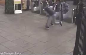 بالفيديو.. رجل يهاجم آخرين بسكين في محطة قطارات