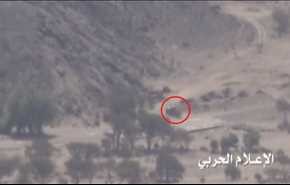 فيديو: آلية عسكرية سعودية حاولت التسلل أسفل العقبة فأضحت حطاما..