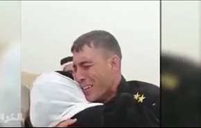 ویدیوی تکان‌دهندۀ سربازی که خانواده‌اش را میان آوارگان موصل یافت