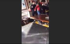 فيديو.. طالب ينتقم لمعلمته من آخر ضربها