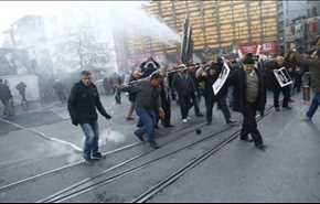 الشرطة التركية تستخدم الغاز المسيل للدموع لتفريق المحتجين+فيديو