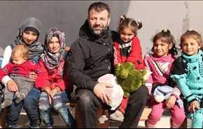 صور؛ فضيحة مدوية للإعلام الغربي: من هو «مهرّب الألعاب» لأطفال حلب؟!