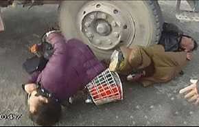 بالفيديو.. شاحنة تدهس زوجين في الصين.. والمارة يحاولون انتشالهما