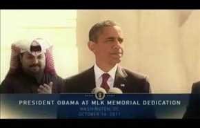 بالفيديو .. حركات غريبة لشاب سعودي يقف خلف أوباما!