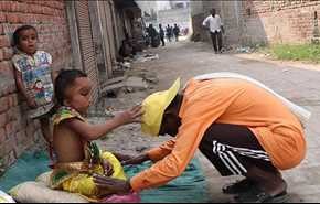 بالصور.. الهندوس يعبدون طفلا بملامح غريبة بدعوى أنه ابن “إله”!