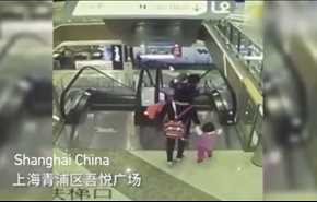 سقوط مرگبار طفل شیرخواره از پله برقی!+ویدیو