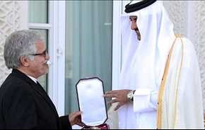 امير دولة قطر يقلد السفير الايراني وشاح الاستحقاق في ختام فترة عمله