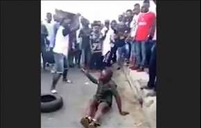 فيديو وصور18+.. هكذا عاقبت الجماهير الغاضبة هذا الطفل المتهم بالسرقة!