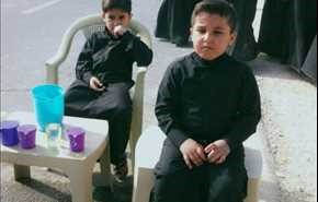 بالصور ..الأطفال يشاركون في خدمة زوار الإمام الحسين (ع)